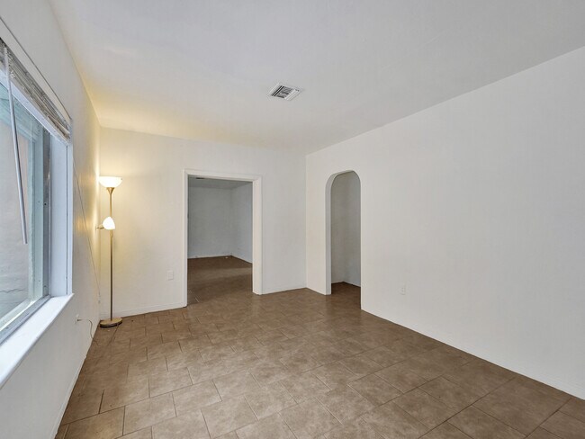 Building Photo - 3226 Oak Ave