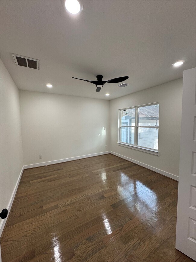 Building Photo - 923 Adele St