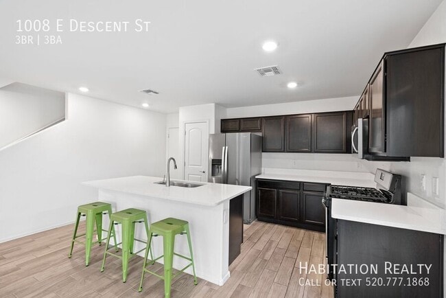 Building Photo - 1008 E Descent St