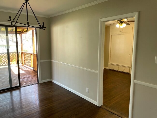 Building Photo - Darling Midtown Charmer! 3 bed 1 bath - NE...