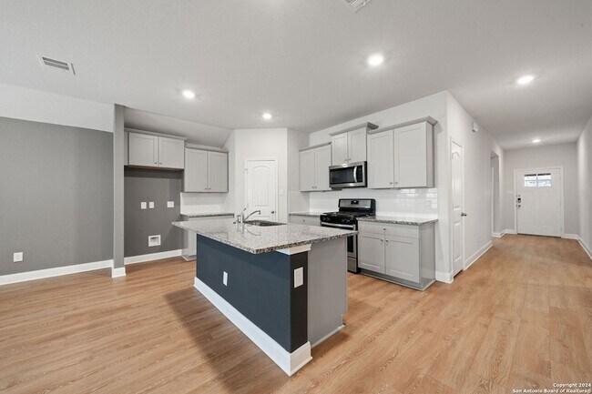 Building Photo - 1080 Amble Oak