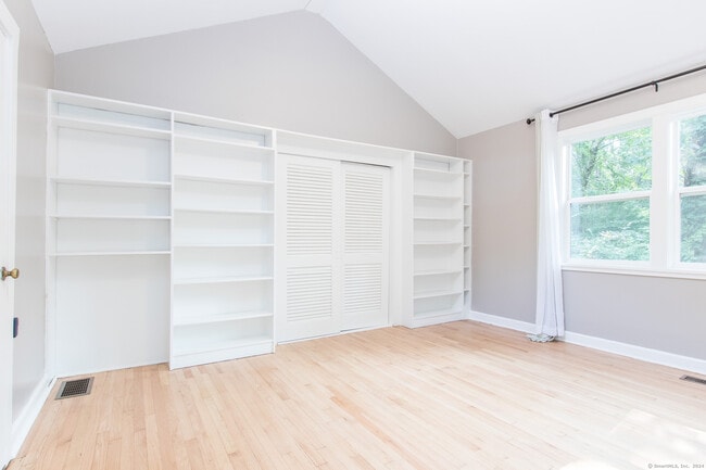 Building Photo - 211 New Canaan Rd