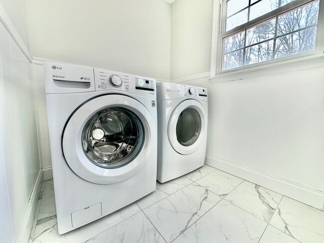 Building Photo - Updated 3BR Ranch | Large Lot, Deck & Modern Finishes – Minutes to Durham