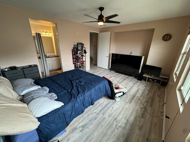 Building Photo - Spacious 2-Bedroom, 2-Bath Modern Home Loc...