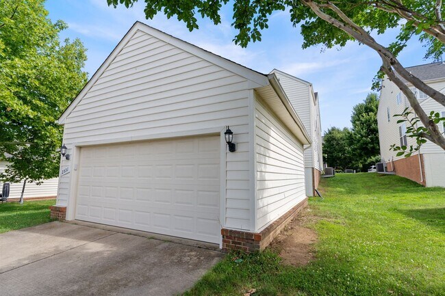 Building Photo - Spacious Home in Port Potomac