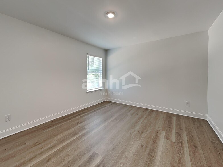 Building Photo - 11 Hickory Ct