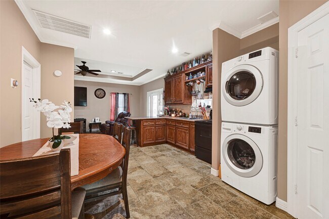 Building Photo - 2302 Hoskins Dr