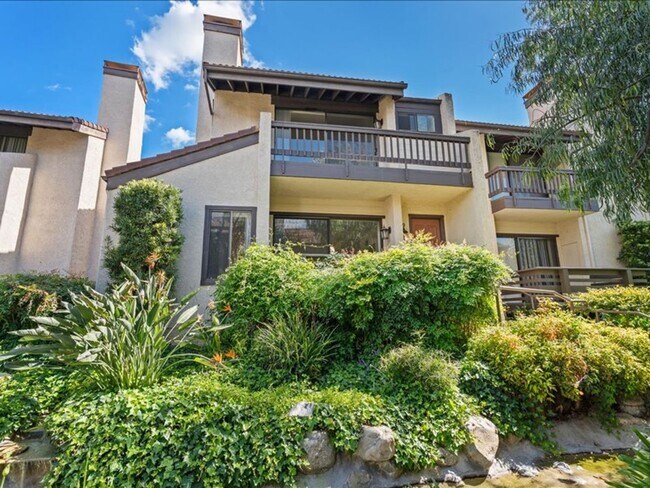 Building Photo - Spacious 3Beds+2.5Baths Townhouse With A B...