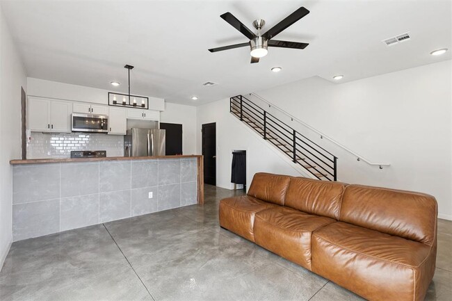 Building Photo - 1008 N Francis Ave