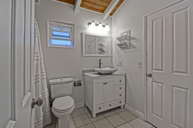 Building Photo - REMODELED, BRIGHT & AIRY HOME ON ONE OF TH...