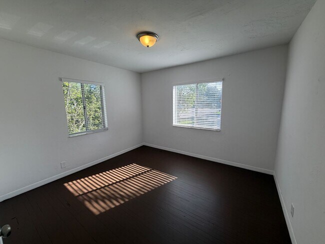 Building Photo - 903 SW 15th Ave