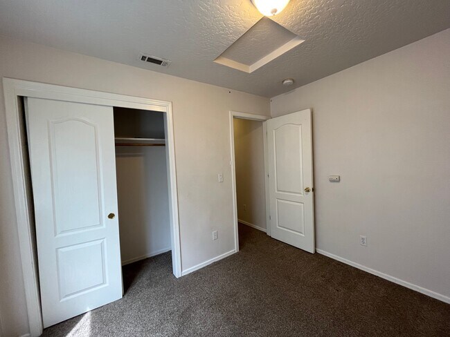 Building Photo - 13852 Paraiso Ave