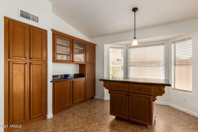 Building Photo - 4634 E Grovers Ave