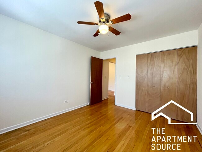 Building Photo - 6002 N Kenmore Ave