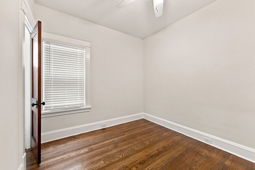 Building Photo - 1320 W 64th St