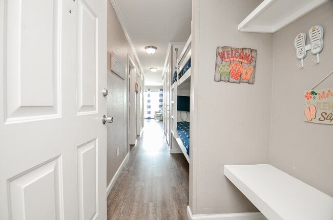 Building Photo - 6102 Seawall Blvd