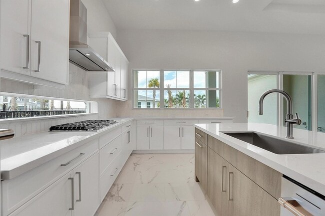 Building Photo - 9341 Crestview Cir