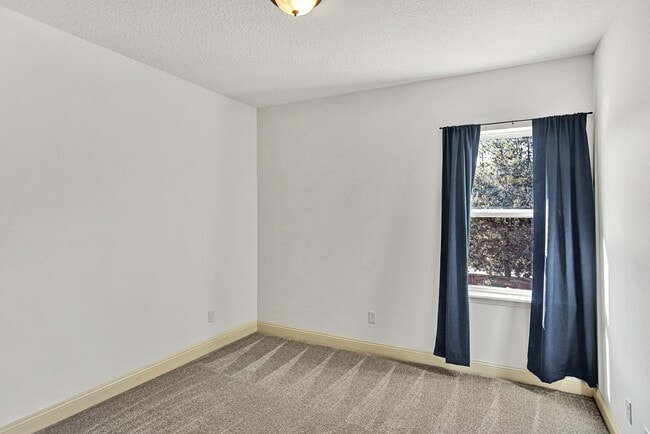 Building Photo - Gorgeous 5 bedroom/ 4 bathroom home in Durbin!