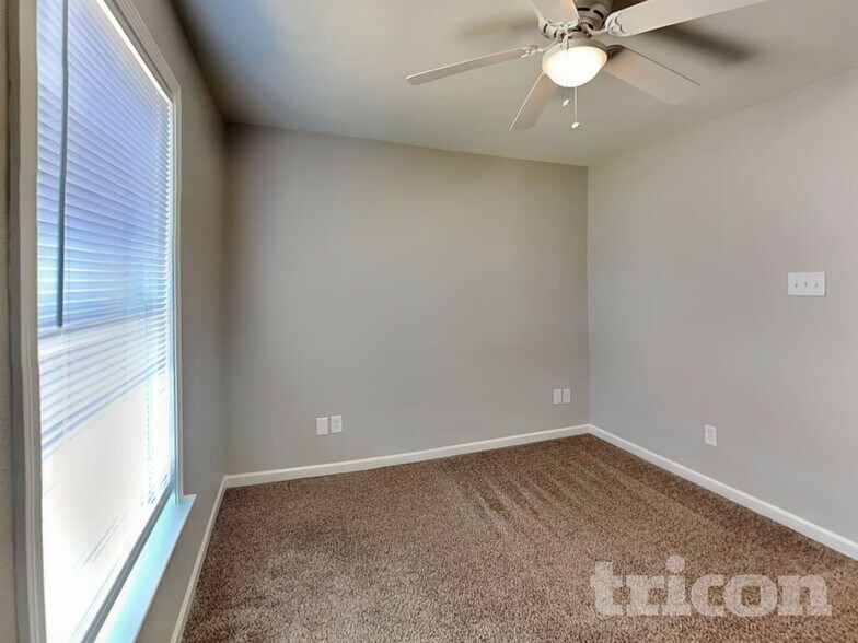 Building Photo - 927 Littleton Dr