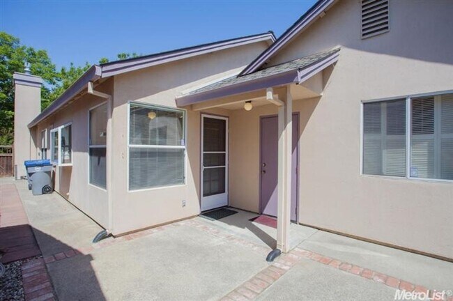 Building Photo - West Davis three bedroom available for September move in!