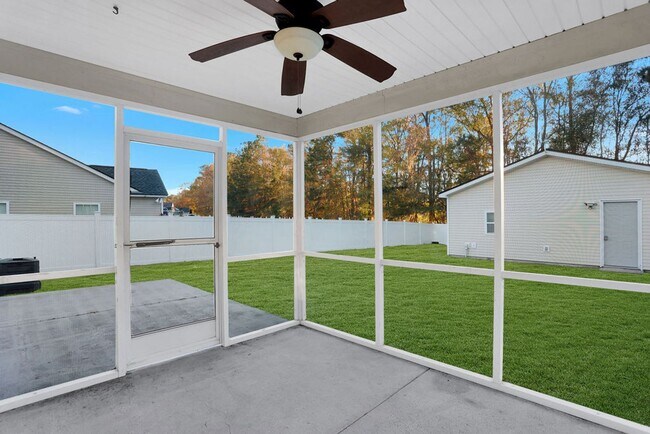 Building Photo - 3 bedroom 2 1/2 bath with loft