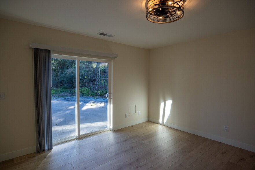 Building Photo - 384 Crazy Horse Canyon Rd