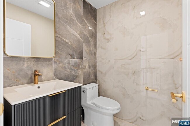 Building Photo - 45 Lincoln Ave