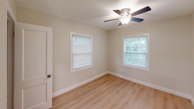 Building Photo - Charming 2 bedroom 1 bath - move in ready