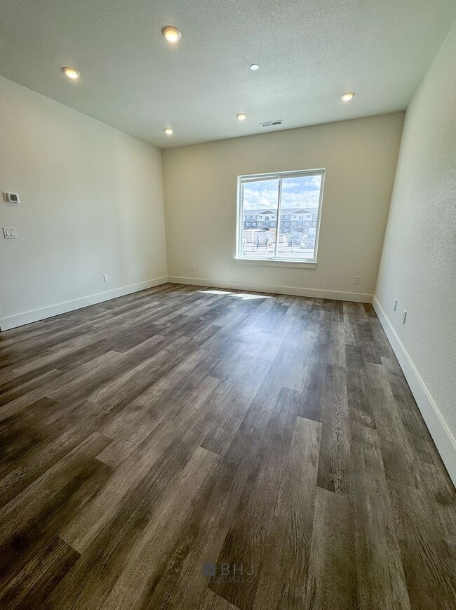 Building Photo - BRAND NEW Pet Friendly 1 bed/ 1 bath apartment!