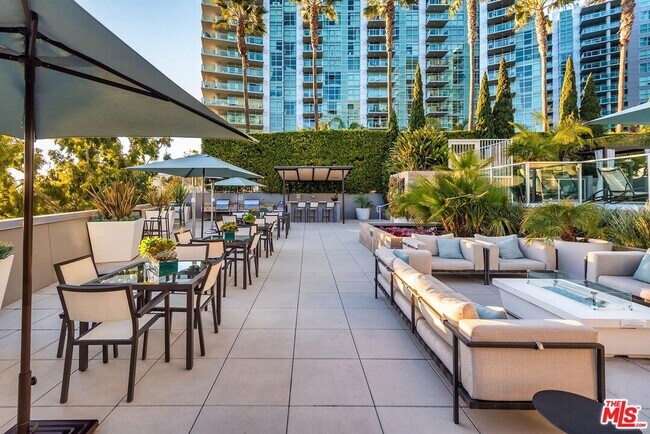 Building Photo - 13650 Marina Pointe Dr
