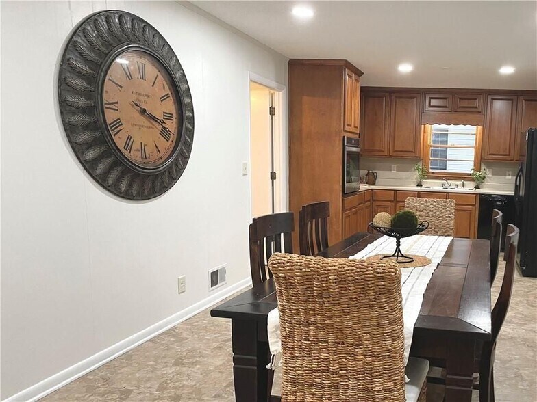 Building Photo - 4457 Frontier Way NE