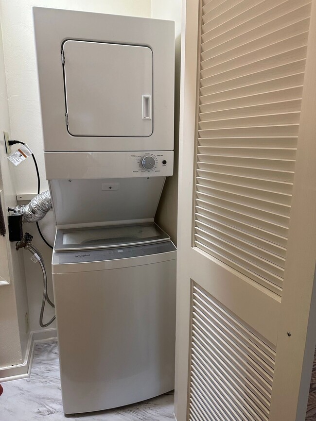 Building Photo - 2227 E Woodstock Pl