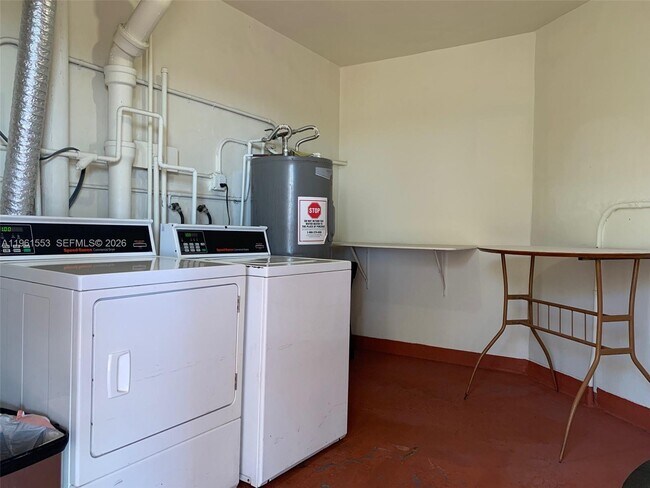 Building Photo - 2999 Point E Dr