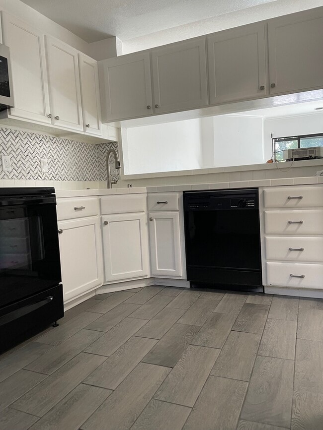 Building Photo - 328 N Villa Way