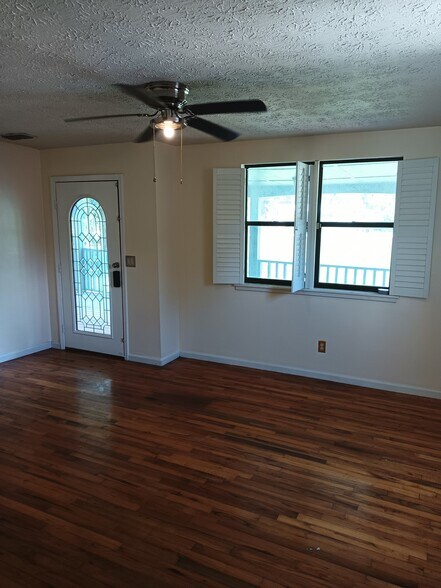 Building Photo - 471 Logan Ave