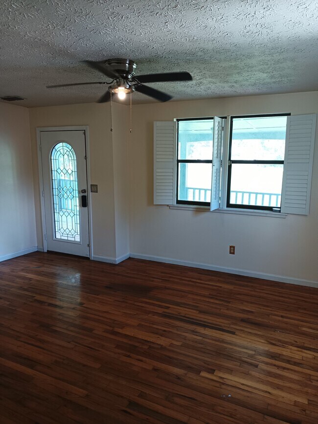 Building Photo - 471 Logan Ave