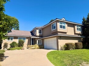 Building Photo - MUST SEE 6 BEDROOM 3 BATH HOUSE - SOUTH TO...