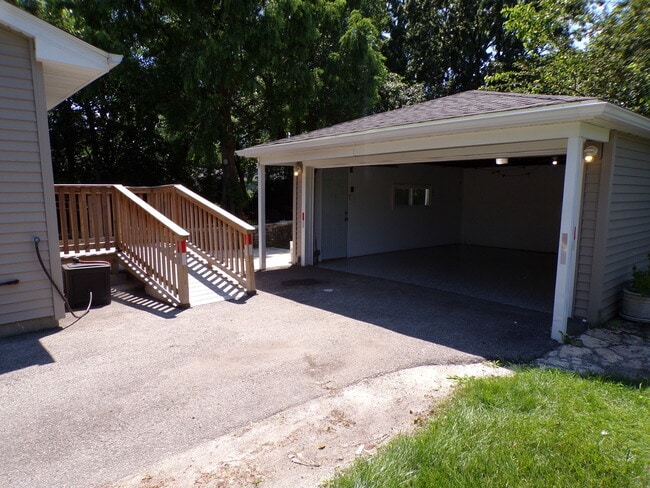 Building Photo - 236 W Norman Ln