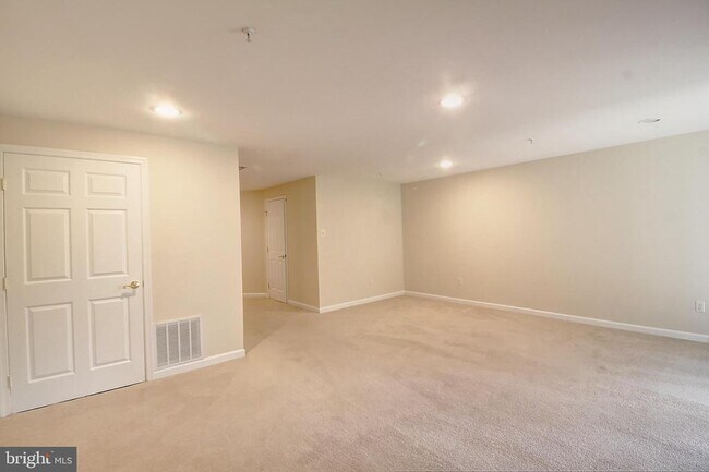 Building Photo - 8864 Briarcliff Ln
