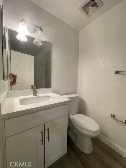 Building Photo - 1830 N Vineyard Ave