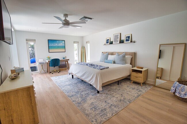 Building Photo - Seasonal Venice Island Pool Home half block from Golden Beach deeded access to the Gulf!