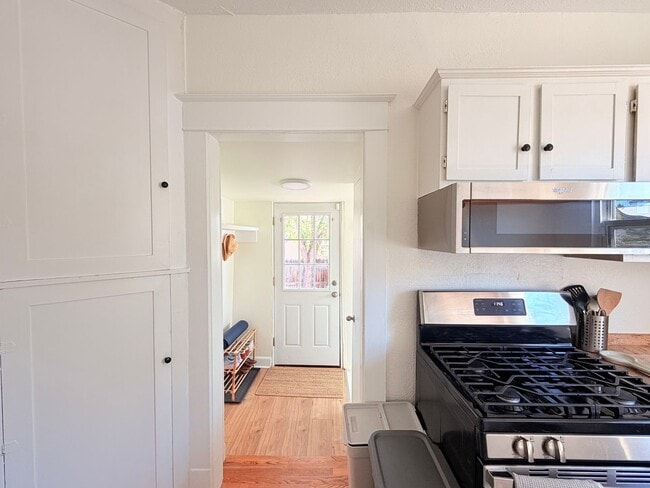 Building Photo - Charming 2 Bed 1 Bath Duplex in West Highlands