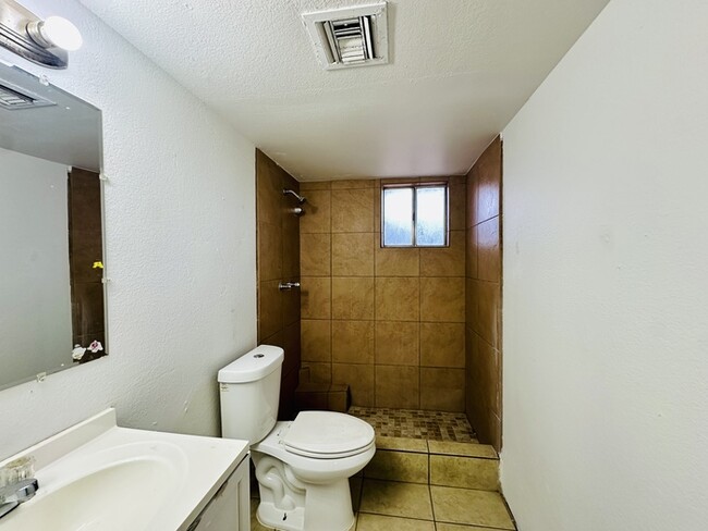 Building Photo - $300 OFF Move In Special! 2 Bedroom with W...