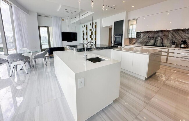 Building Photo - 17901 Collins Ave