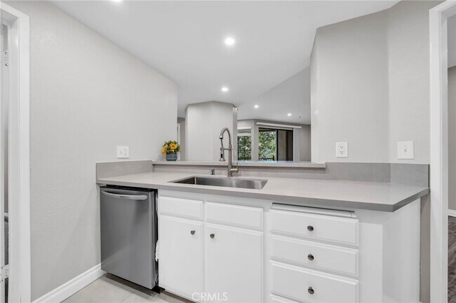 Building Photo - 2559 Plaza del Amo