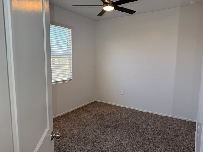 Building Photo - 9427 E Alfalfa Dr