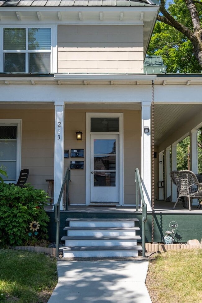 Building Photo - Enjoy the Downtown Coeur d Alene Lifestyle...