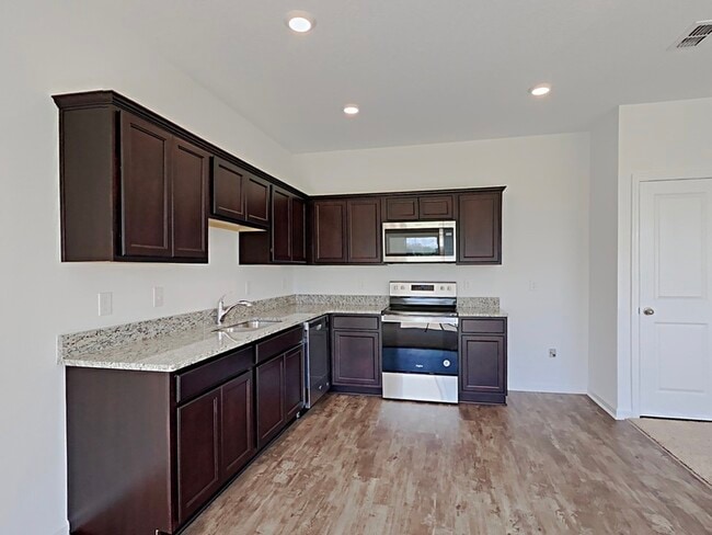 Building Photo - 703 Madison Dr