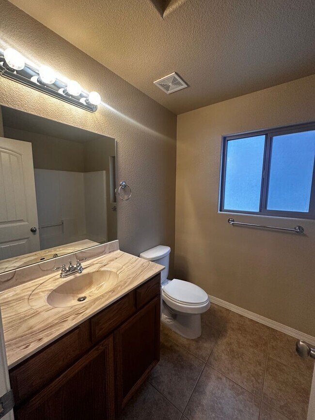 Building Photo - 4 Bedroom 2 Bathroom Home