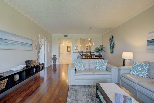 Building Photo - 500 Uno Lago Dr